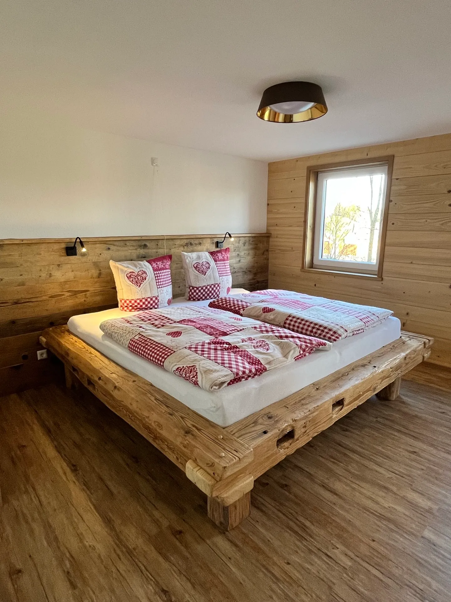 Schlafzimmer mit Kinderbett