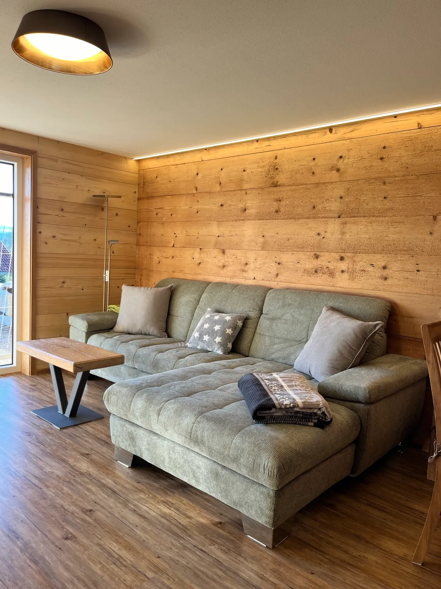Wohnbereich der Wohnung Agi mit Holzmöbeln und Bergblick