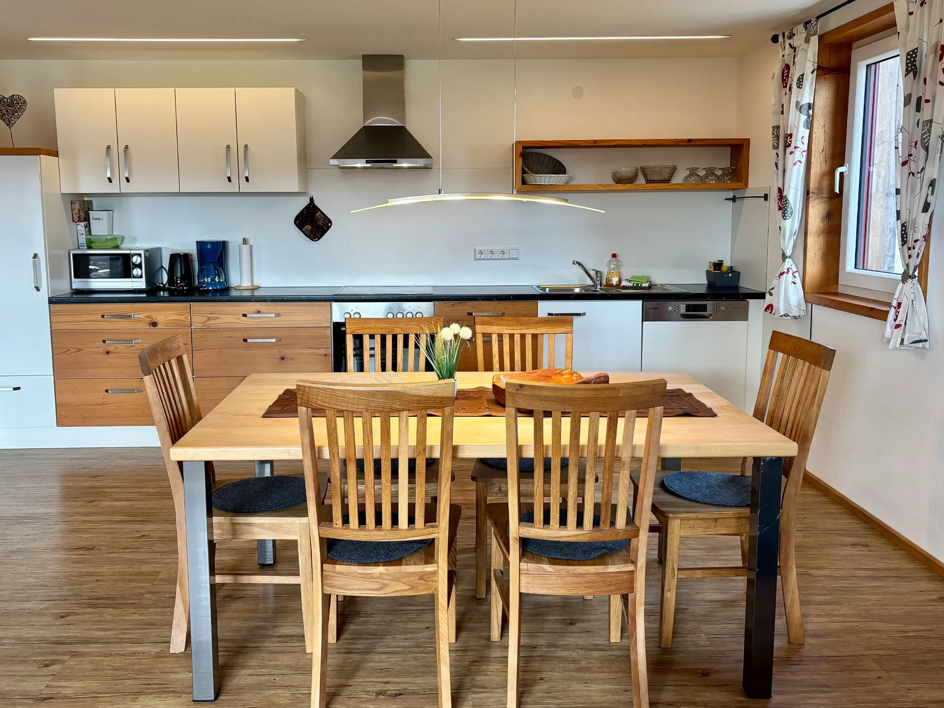Große Wohnküche der Wohnung Allgäu
