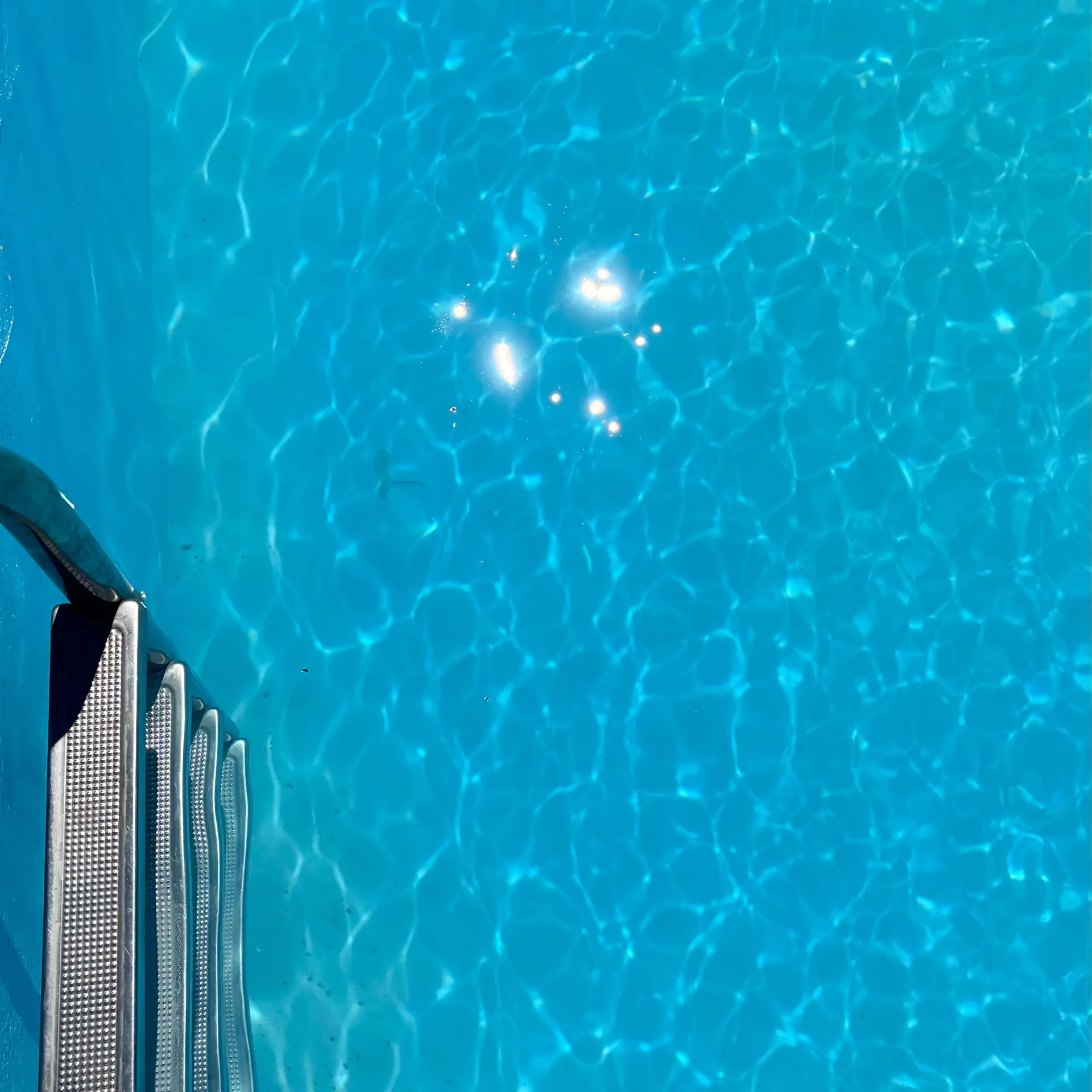 Blick ins türkisblaue Wasser des Pools